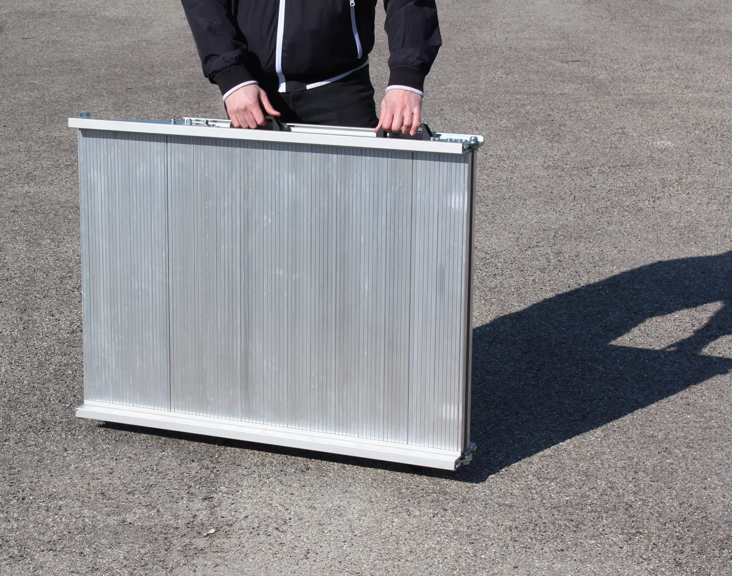 Quattro ruote e due maniglie per facilitare il trasporto